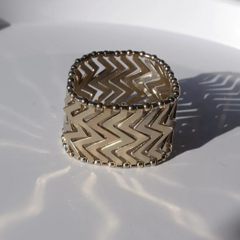 Women`s gold tone stretch bracelet.
